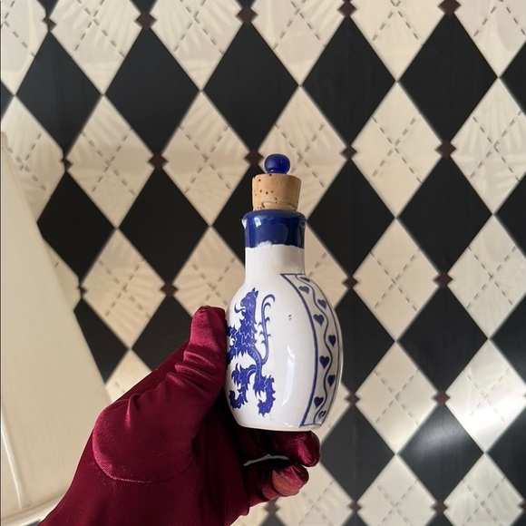 Vintage Blue & White Porcelain Snuff Bottle – European Heraldic Lion Design - Picture 5 of 9